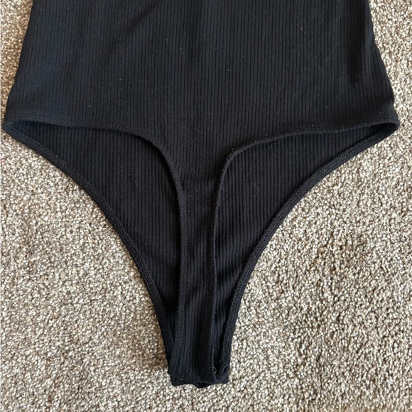 American Eagle Outfitters Black Bodysuit with Scrunch V-Neckline - Picture 6 of 13